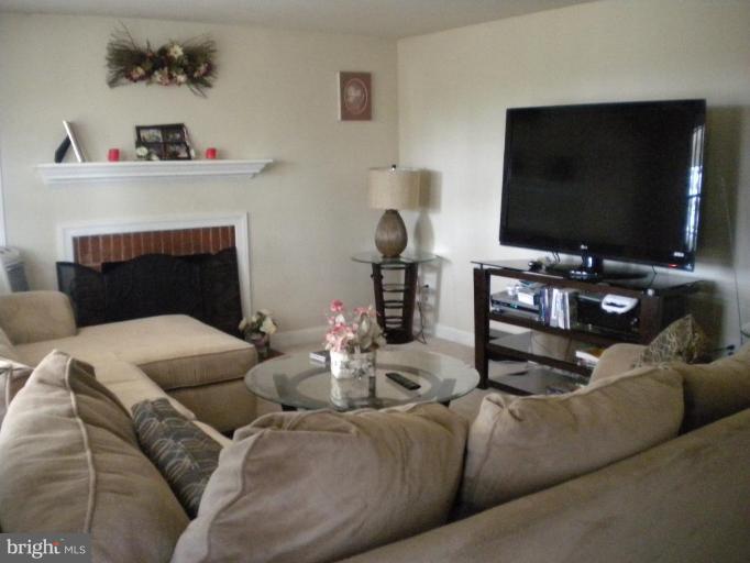 1635 Bowersox Road New Windsor, MD 21776 - Photo 10 of 11 Living Room
