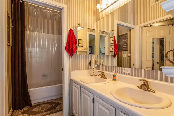 $1,710 | 10000 Southwest 52nd Avenue, Unit 104, Gainesville, FL 32608