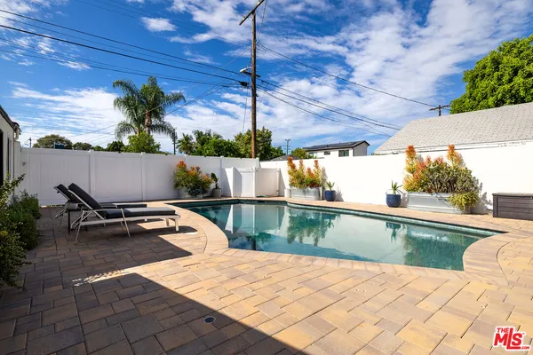 $925,000 | 19432 Hartland Street, Reseda, CA 91335