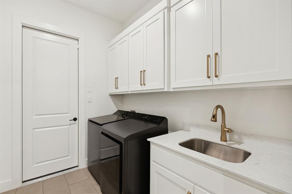6281 Edgestone Drive Frisco, TX 75034 - Photo 16 of 40 Sink, plenty of cabinets, space for a mudroom and coat closet.