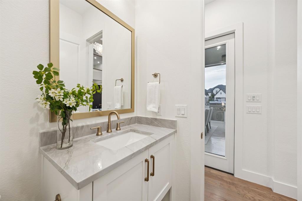 6281 Edgestone Drive Frisco, TX 75034 - Photo 17 of 40 Half bathroom convenient to door to yard.