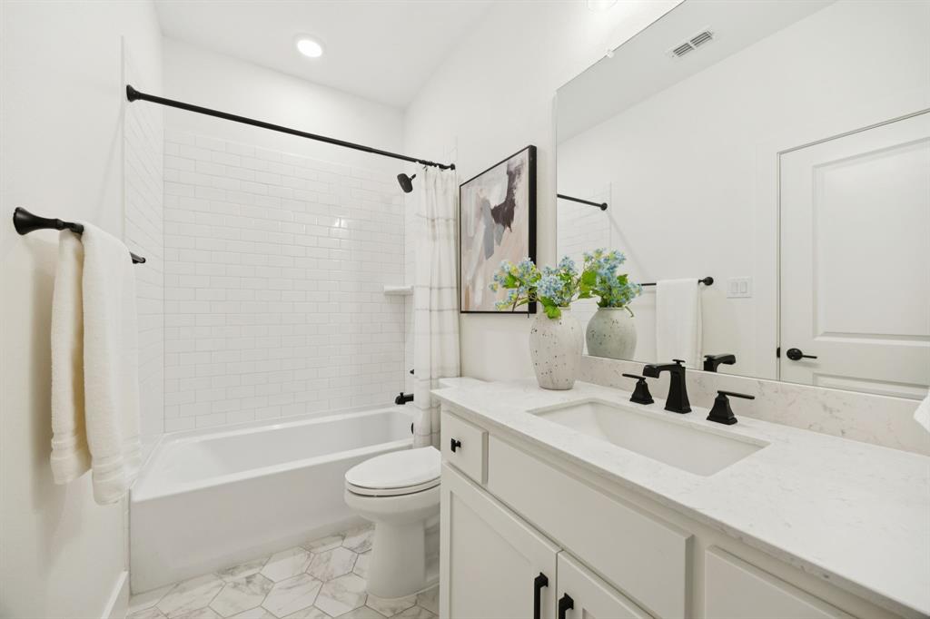 6281 Edgestone Drive Frisco, TX 75034 - Photo 30 of 40 Full bathroom for bedroom and family room use.