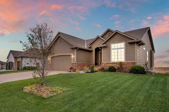 $299,999 | 705 Charles Street, Hesston, KS 67062