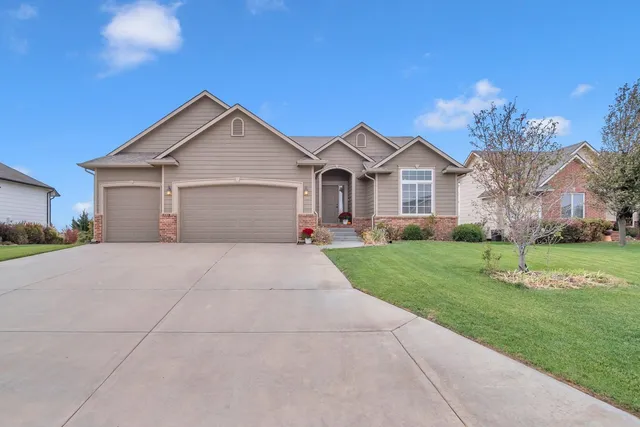 $299,999 | 705 Charles Street, Hesston, KS 67062