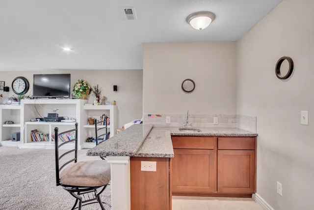 $299,999 | 705 Charles Street, Hesston, KS 67062