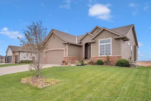 $299,999 | 705 Charles Street, Hesston, KS 67062