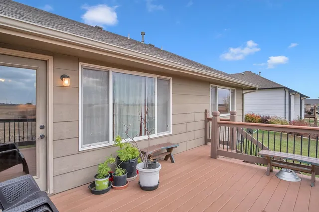 $299,999 | 705 Charles Street, Hesston, KS 67062