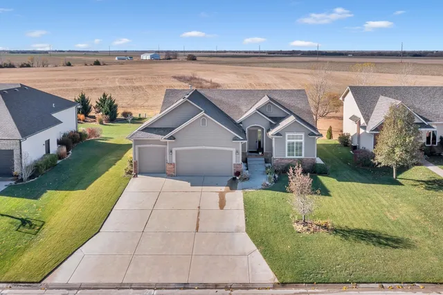 $299,999 | 705 Charles Street, Hesston, KS 67062