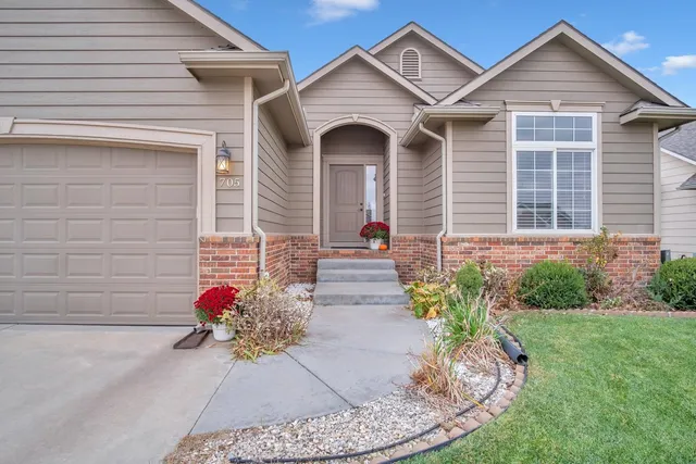 $299,999 | 705 Charles Street, Hesston, KS 67062