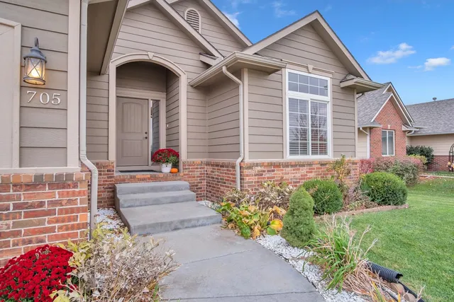 $299,999 | 705 Charles Street, Hesston, KS 67062