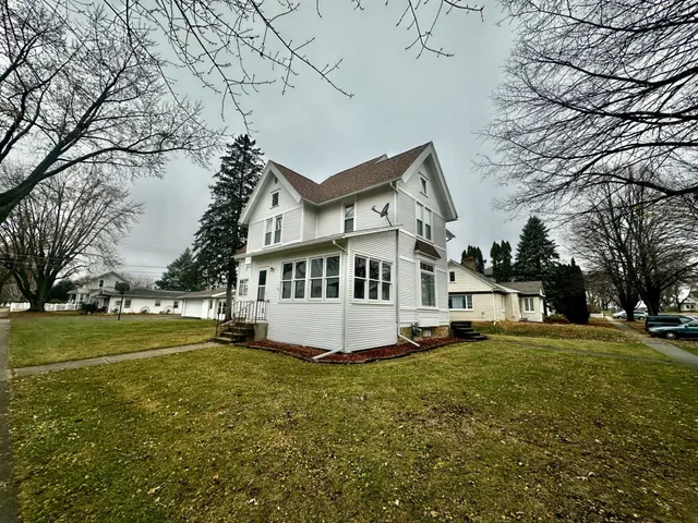 a view of a house with a yard
