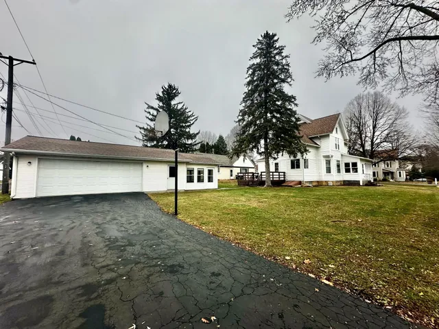 a view of a house with a yard