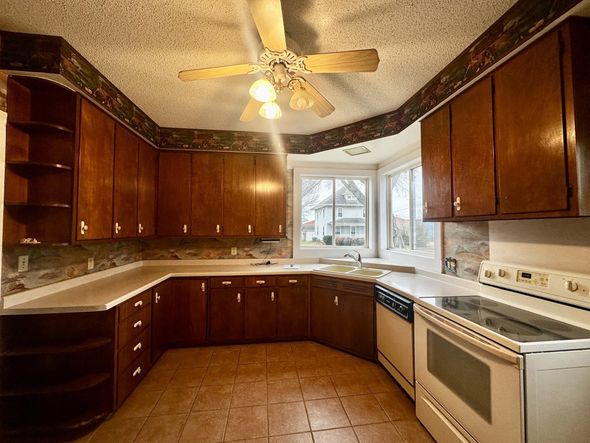 501 North Holcomb Avenue Milledgeville, IL 61051 - Photo 3 of 28