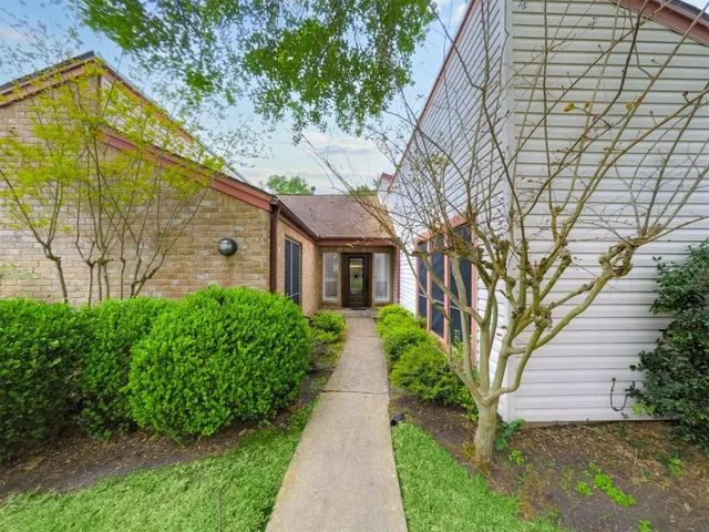 a view of a pathway with a house