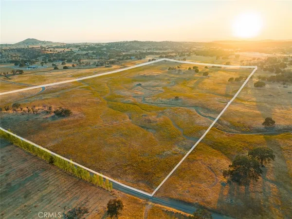 a view of a tennis court
