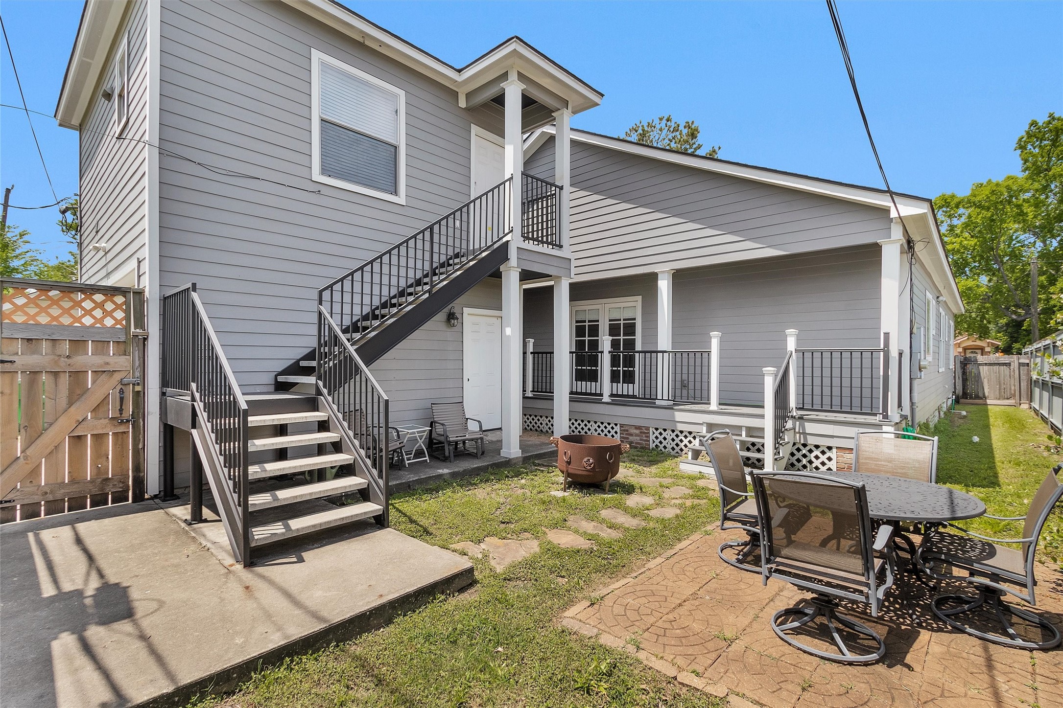304 Vincent Street Houston, TX 77009 - Photo 31 of 36 a view of a house with backyard and sitting area