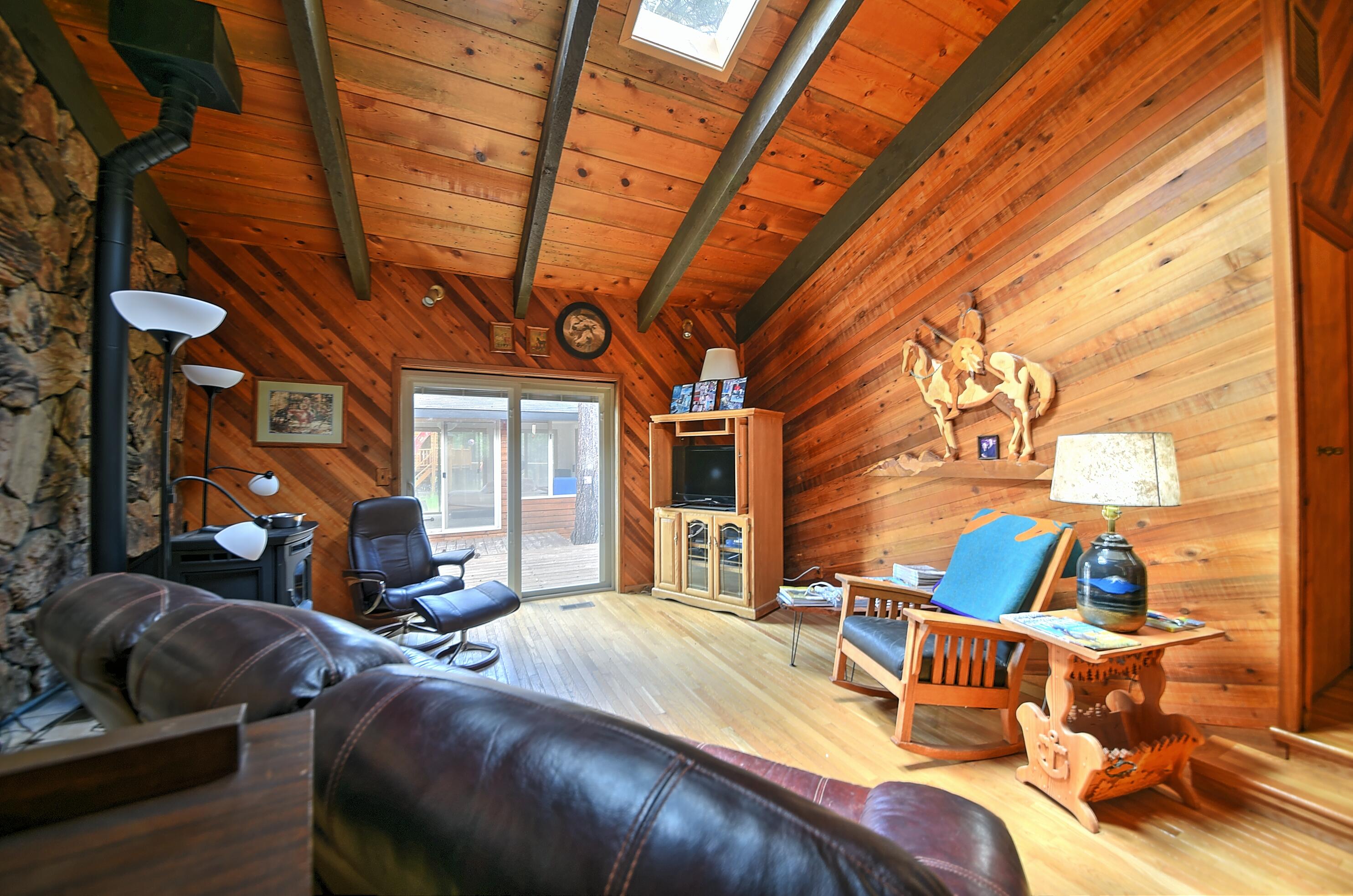 52050 Read Loop La Pine, OR 97739 - Photo 19 of 37 Living room