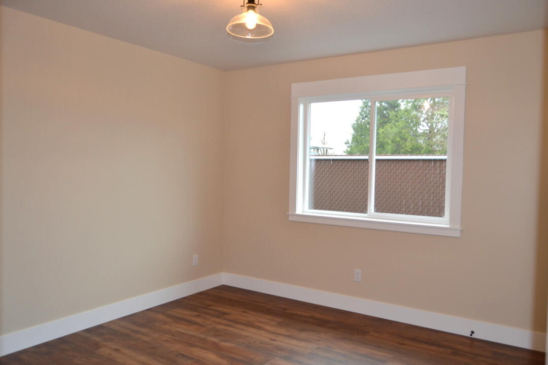 190 Southwest Rock Gulch Road Grants Pass, OR 97527 - Photo 18 of 30 Guest bedroom 1