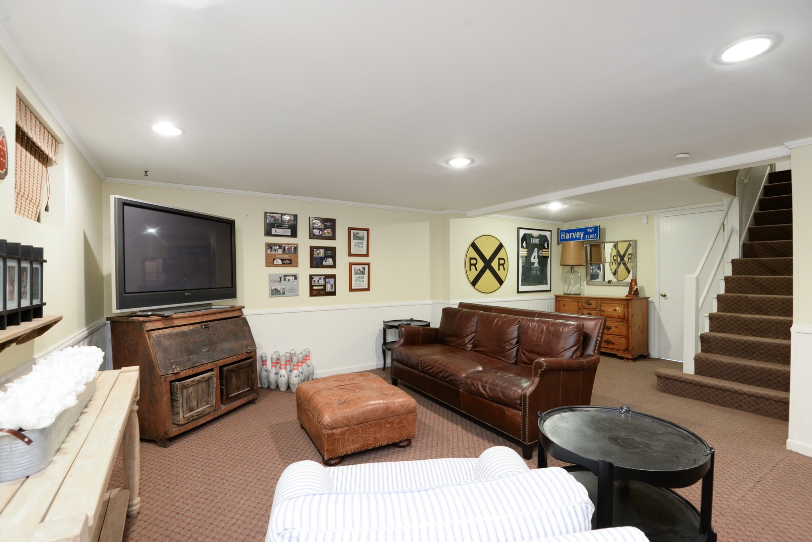 1034 Pontiac Road Wilmette, IL 60091 - Photo 28 of 32 a living room with furniture and a flat screen tv