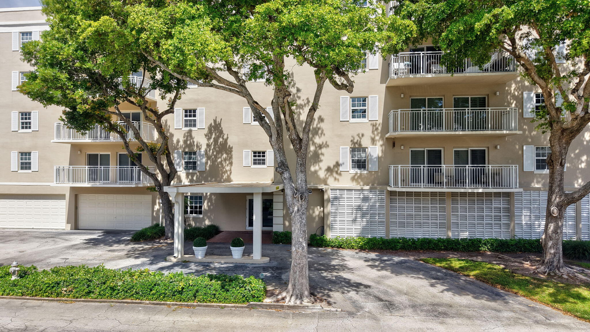 950 De Soto Road, Unit 5A Boca Raton, FL 33432 - Photo 67 of 98 a front view of a house with garden and trees
