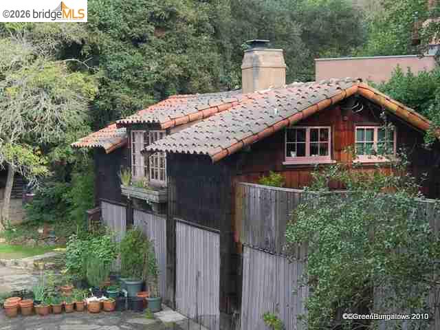 2501 Rose Walk Berkeley, CA 94708 - Photo 29 of 60 a backyard of a house with lots of green space