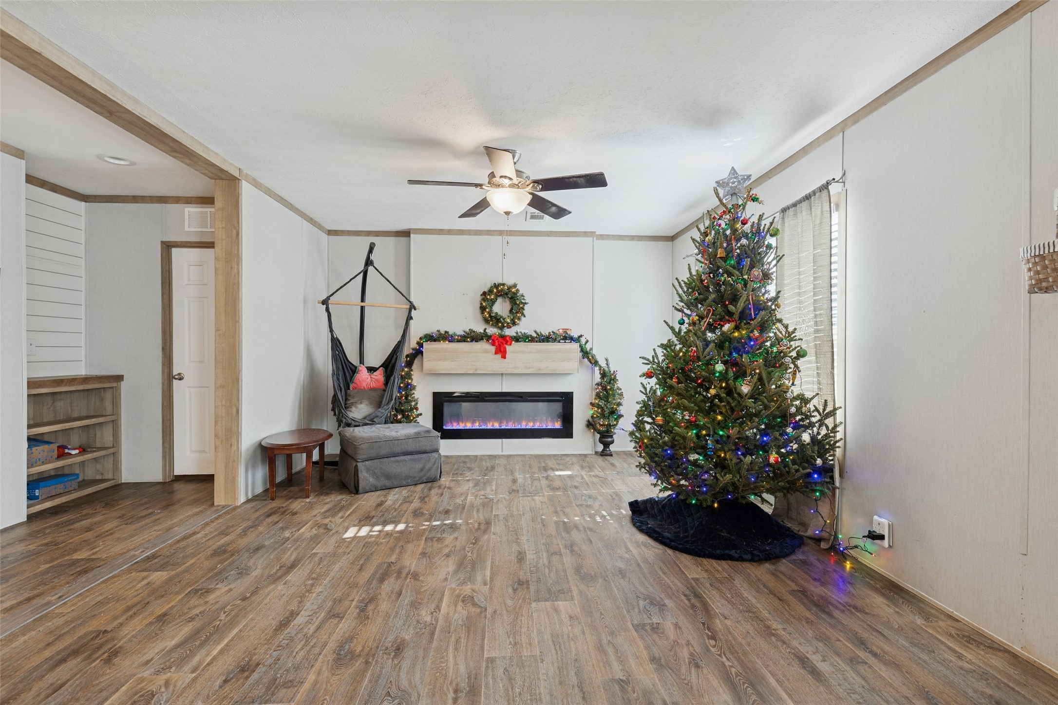 146 Marina Drive Trinity, TX 75862 - Photo 5 of 34 a living room with furniture and a chandelier
