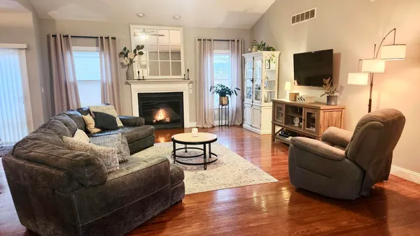 $445,500 | 4800 Longfellow Drive, Springfield, IL 62711