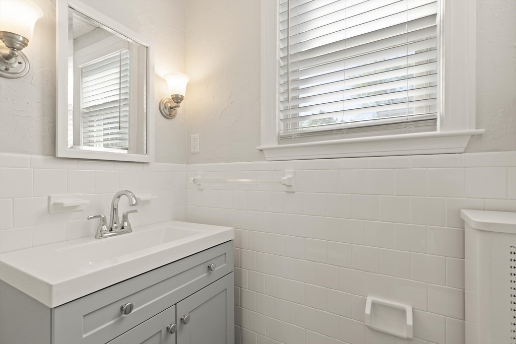 13 Raymond Road Salem, MA 01970 - Photo 11 of 32 Gallery Image 11