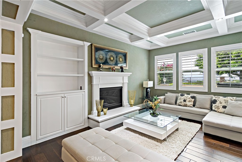 689 Crystal Mountain Circle Riverside, CA 92506 - Photo 13 of 74 Living Room