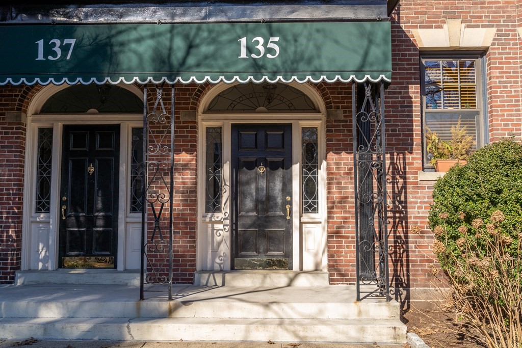 135 Freeman Street, Unit 1A Brookline, MA 02446 - Photo 1 of 22 a front view of a house