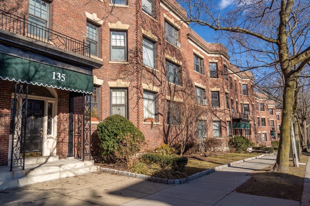 135 Freeman Street, Unit 1A Brookline, MA 02446 - Photo 21 of 22 a view of a building