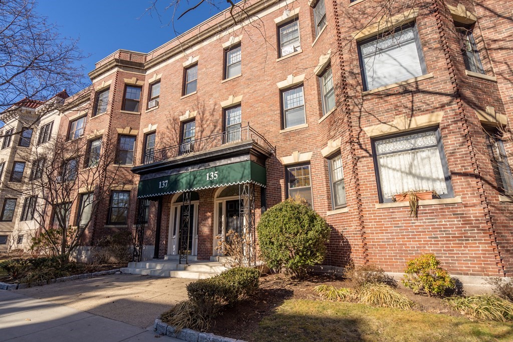 135 Freeman Street, Unit 1A Brookline, MA 02446 - Photo 22 of 22 a front view of a building