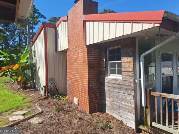a view of a house with a backyard