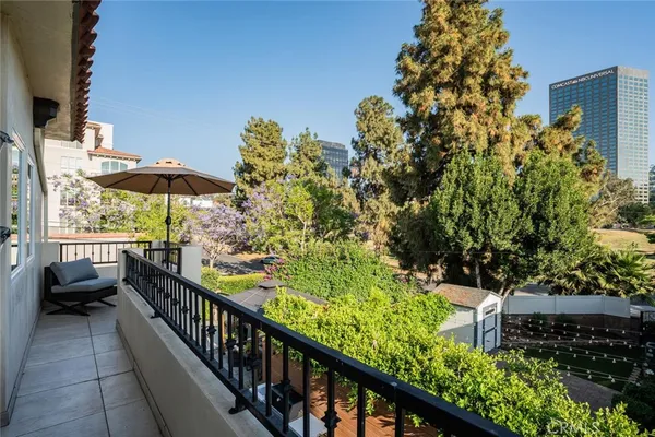 $1,795,000 | 4022 Willowcrest Avenue, Studio City, CA 91604