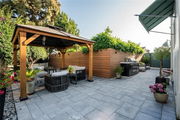 $1,795,000 | 4022 Willowcrest Avenue, Studio City, CA 91604