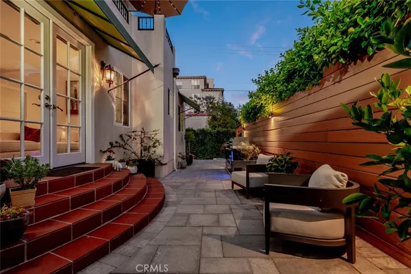 $1,795,000 | 4022 Willowcrest Avenue, Studio City, CA 91604