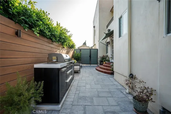 $1,795,000 | 4022 Willowcrest Avenue, Studio City, CA 91604