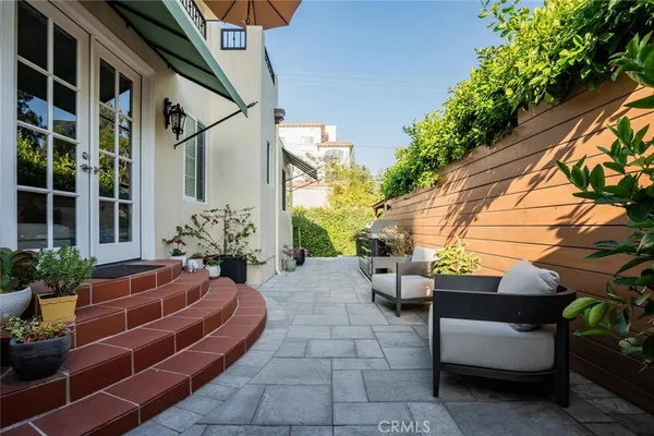 $1,795,000 | 4022 Willowcrest Avenue, Studio City, CA 91604