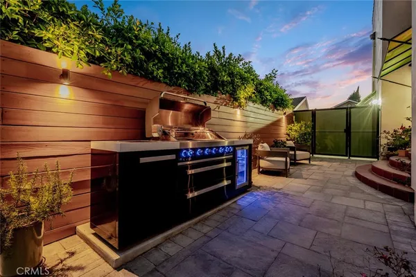 $1,795,000 | 4022 Willowcrest Avenue, Studio City, CA 91604