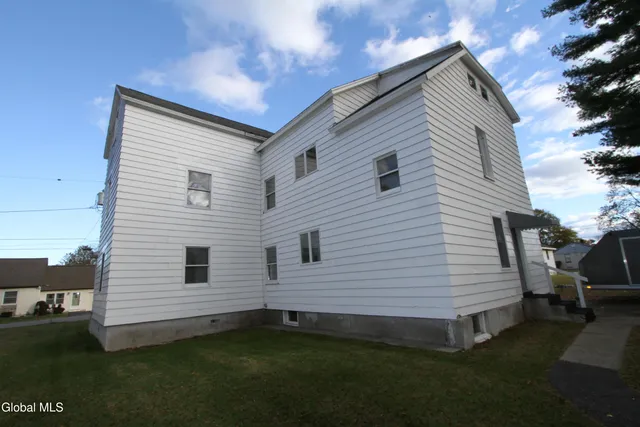 $319,900 | 15 Pawling Avenue, Halfmoon, NY 12118