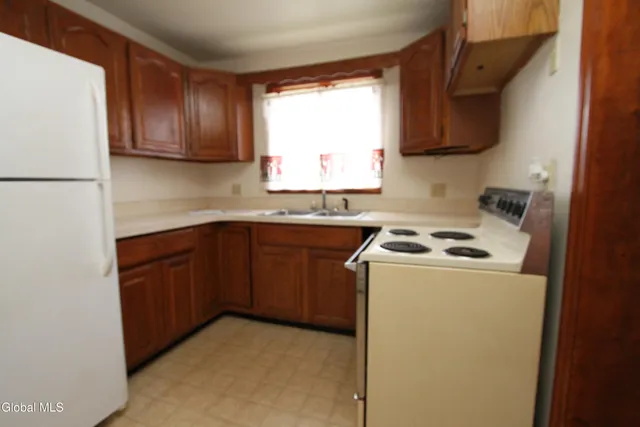 $319,900 | 15 Pawling Avenue, Halfmoon, NY 12118