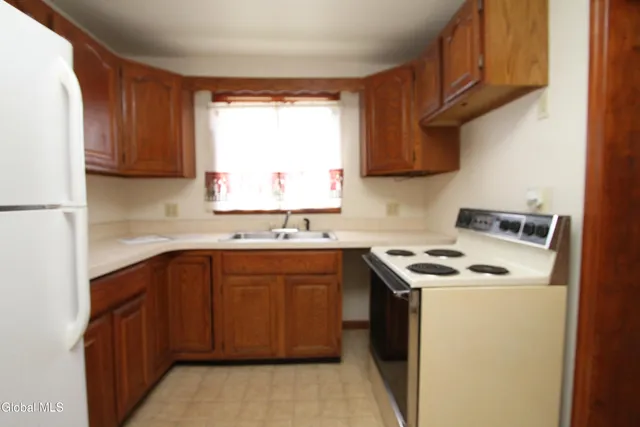 $319,900 | 15 Pawling Avenue, Halfmoon, NY 12118