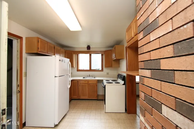 $319,900 | 15 Pawling Avenue, Halfmoon, NY 12118