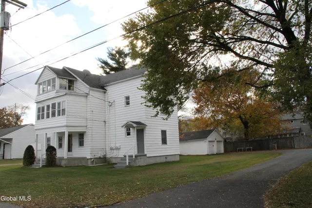 $319,900 | 15 Pawling Avenue, Halfmoon, NY 12118