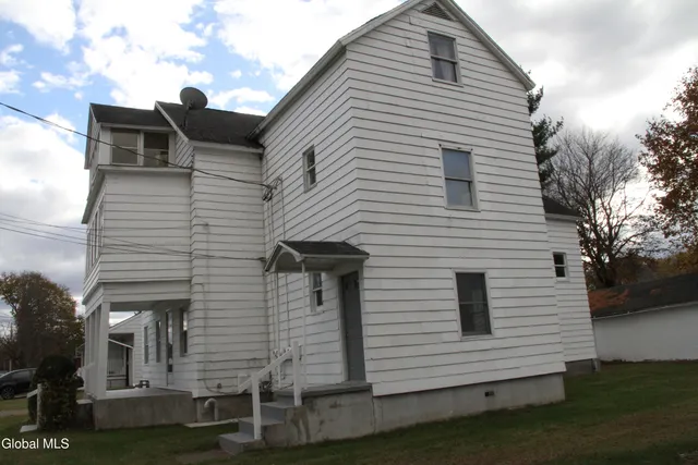 $319,900 | 15 Pawling Avenue, Halfmoon, NY 12118