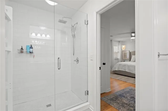 a en suite bathroom with a shower