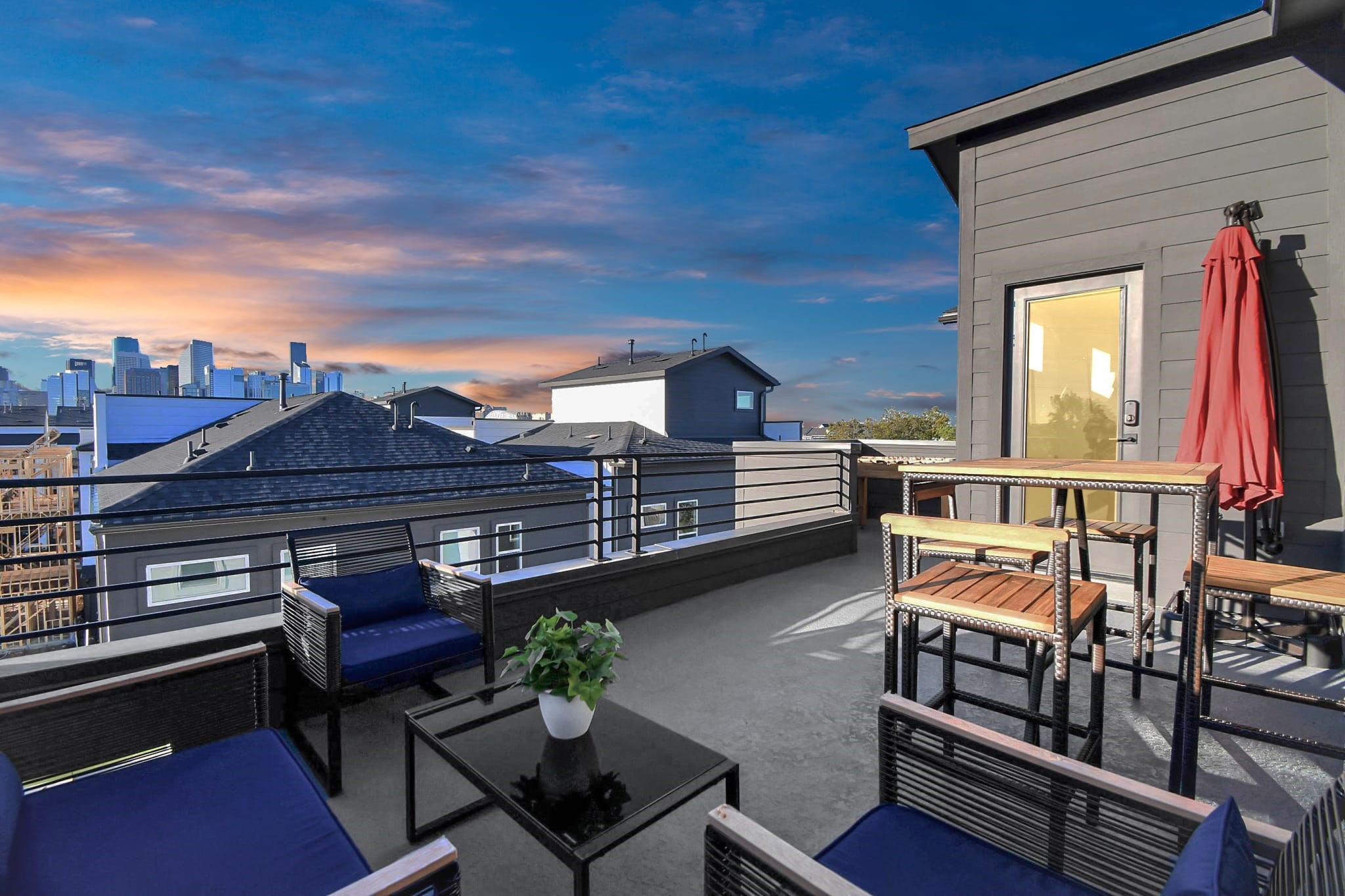 1104 Palmer Street Houston, TX 77003 - Photo 2 of 40 FULLY FURNISHED / EQUIPPED RENTAL OPPORTUNITY