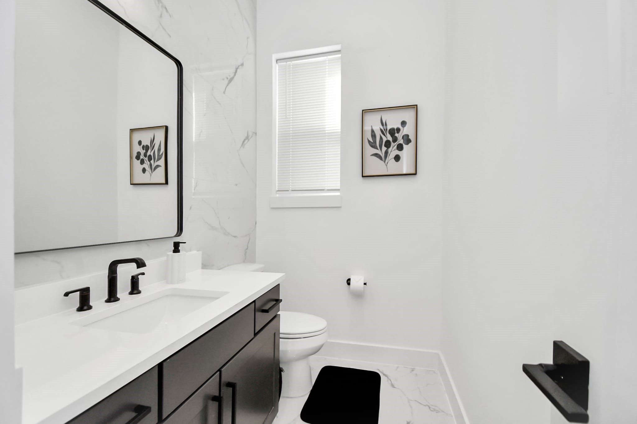 1104 Palmer Street Houston, TX 77003 - Photo 21 of 40 half bath (powder) on second floor right off the kitchen on 2nd floor