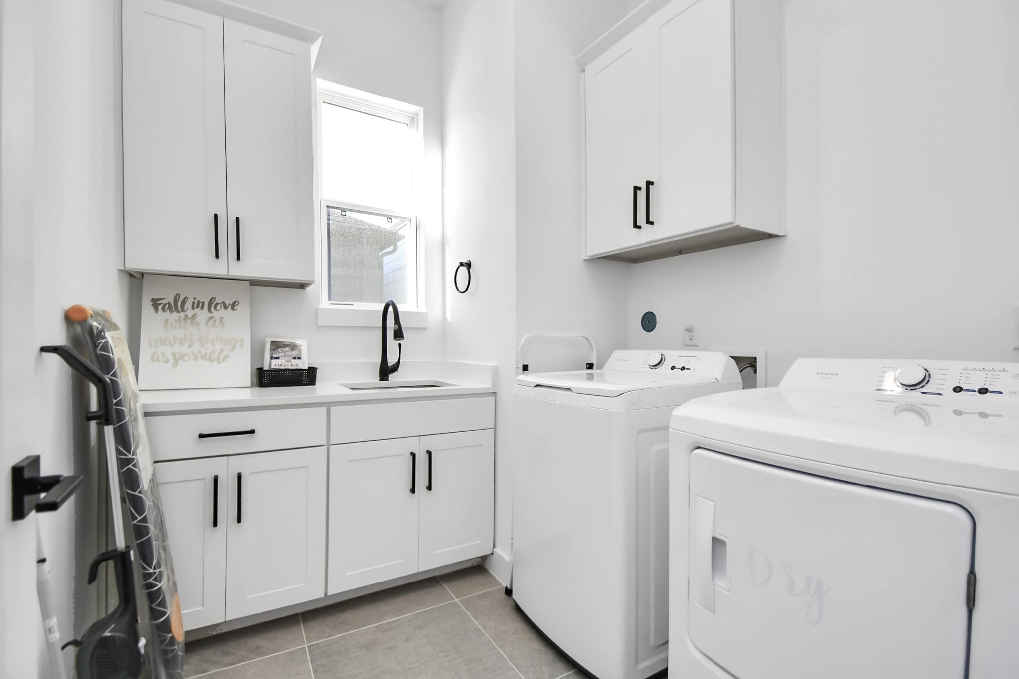 1104 Palmer Street Houston, TX 77003 - Photo 27 of 40 Laundry room on 3rd floor by primary suite