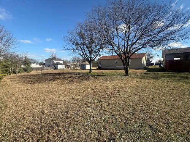 a view of a yard with a tree